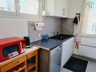 Cuisine ou kitchenette dans l'établissement Maison paisible avec jardin, animaux bienvenus, parking privé - FR-1-532-21