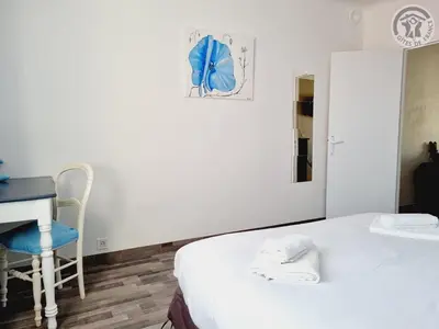 Un ou plusieurs lits dans un hébergement de l'établissement Maison paisible avec jardin, animaux bienvenus, parking privé - FR-1-532-21