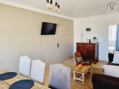 Télévision ou salle de divertissement dans l'établissement Maison paisible avec jardin, animaux bienvenus, parking privé - FR-1-532-21