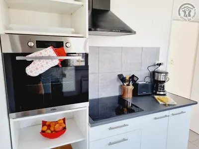 Cuisine ou kitchenette dans l'établissement Maison paisible avec jardin, animaux bienvenus, parking privé - FR-1-532-21