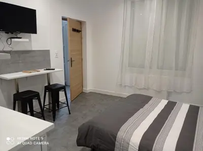 Télévision ou salle de divertissement dans l'établissement Ravissant Studio