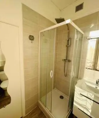 Salle de bains dans l'établissement La Suite Ruinart Centre-ville