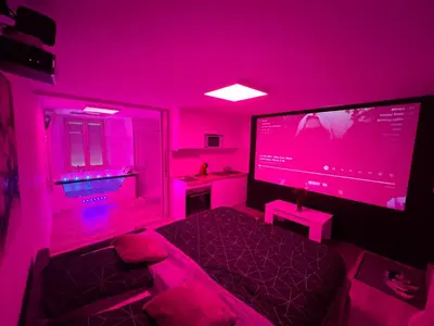 Télévision ou salle de divertissement dans l'établissement Studio Love Room spa 2 places et cinéma