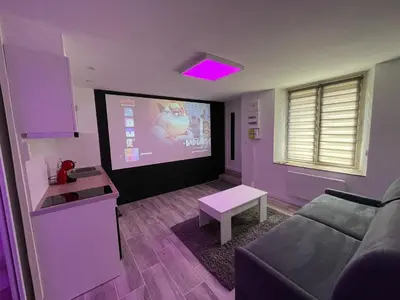 Télévision ou salle de divertissement dans l'établissement Studio Love Room spa 2 places et cinéma