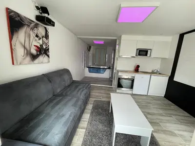 Cuisine ou kitchenette dans l'établissement Studio Love Room spa 2 places et cinéma