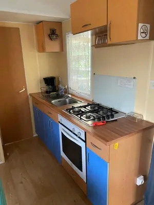 Cuisine ou kitchenette dans l'établissement Mobil-Home standard
