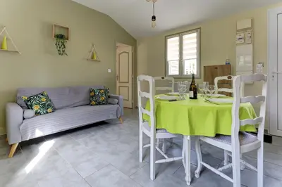 Coin salon dans l'établissement La Petite Maison Du Montjard