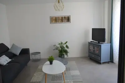 Télévision ou salle de divertissement dans l'établissement Agréable maison petit jardin à 7 minutes de Reims