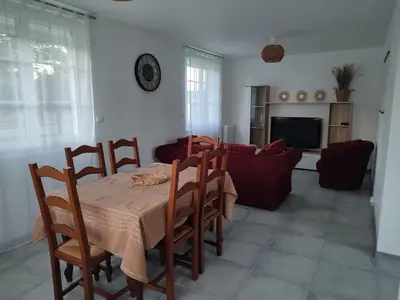 Télévision ou salle de divertissement dans l'établissement La petite maison