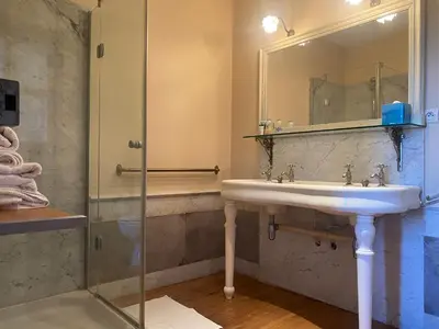 Salle de bains dans l'établissement Château de Roberville