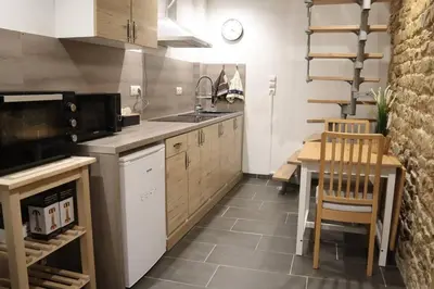 Cuisine ou kitchenette dans l'établissement Maison atypique, centre-ville 2+2 pers Sauna IR