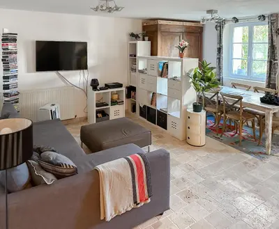 Télévision ou salle de divertissement dans l'établissement Le cottage de David