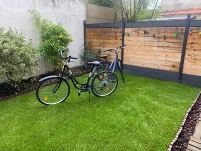 Vélo sur le terrain de l'établissement Au Cosy Garden ou dans les environs
