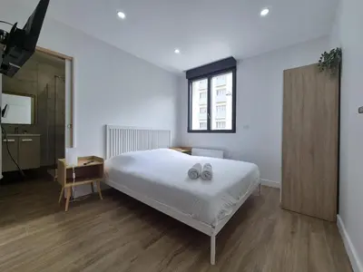 Un ou plusieurs lits dans un hébergement de l'établissement Abu Dhabi, magnifique maison