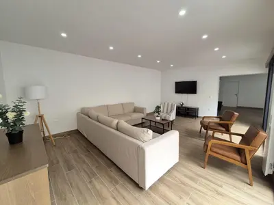 Télévision ou salle de divertissement dans l'établissement Abu Dhabi, magnifique maison