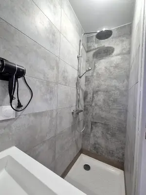Salle de bains dans l'établissement Abu Dhabi, magnifique maison