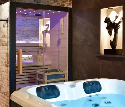 Salle de bains dans l'établissement La Forge By CV - Jacuzzi, Sauna, plat repas et petit déjeuner