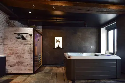 Salle de bains dans l'établissement La Forge By CV - Jacuzzi, Sauna, plat repas et petit déjeuner