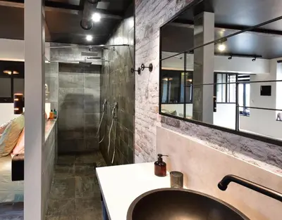 Salle de bains dans l'établissement La Forge By CV - Jacuzzi, Sauna, plat repas et petit déjeuner