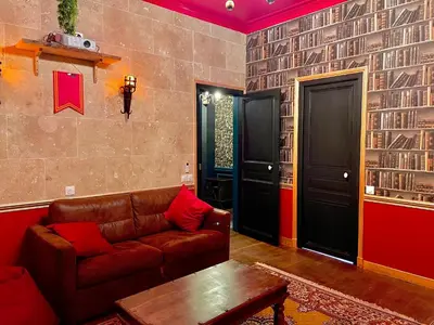Coin salon dans l'établissement Repaire du sorcier, escape game, nuit atypique
