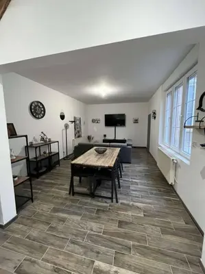 Télévision ou salle de divertissement dans l'établissement Maison avec cours privative