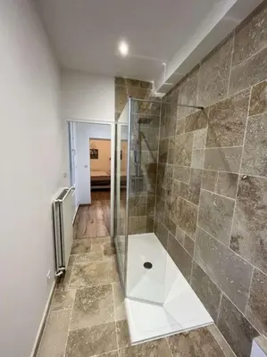 Salle de bains dans l'établissement Maison avec cours privative