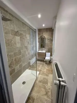 Salle de bains dans l'établissement Maison avec cours privative