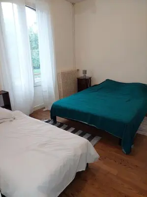 Un ou plusieurs lits dans un hébergement de l'établissement Maison bord de Marne pour 10 personnes avec jacuzzi