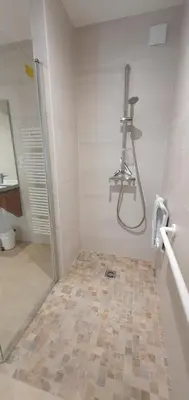 Salle de bains dans l'établissement La Petite Germaine