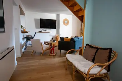 Télévision ou salle de divertissement dans l'établissement le Charme des Berceaux