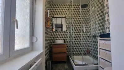 Salle de bains dans l'établissement Jade centre-ville T2 rénové cocon cosy parking 40m2