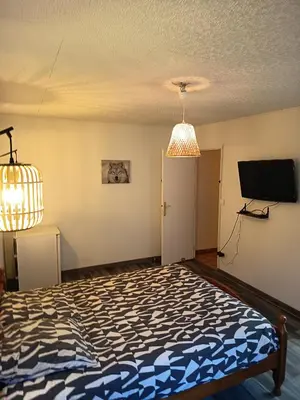 Un ou plusieurs lits dans un hébergement de l'établissement Grande Chambre Cosy avec Salle de Bain Privative