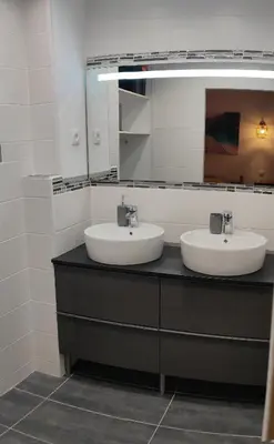 Salle de bains dans l'établissement Grande Chambre Cosy avec Salle de Bain Privative