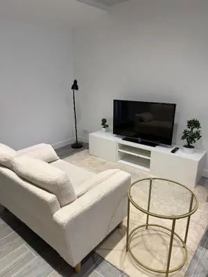 Télévision ou salle de divertissement dans l'établissement À La Rondayette - Le refuge calme en pleine nature