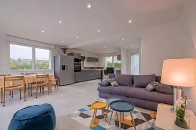 Cuisine ou kitchenette dans l'établissement Maison proche Disney/Parking gratuit