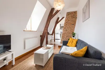 Télévision ou salle de divertissement dans l'établissement Suites Mana - Te Fiti en Plein Centre de la Place Ducale avec vue sur les toits