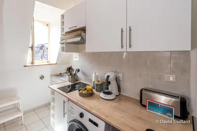 Cuisine ou kitchenette dans l'établissement Suites Mana - Te Fiti en Plein Centre de la Place Ducale avec vue sur les toits