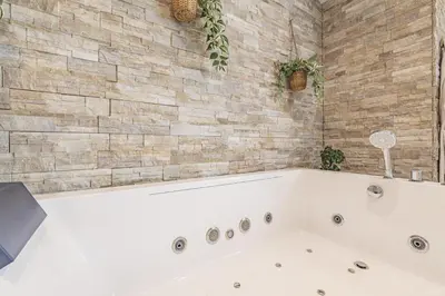 Salle de bains dans l'établissement Pentagone 1 SPA PRIVE