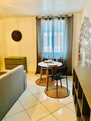 Coin salon dans l'établissement Appartement cosy au cœur du vignoble - proche Épernay en Champagne