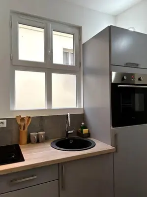 Cuisine ou kitchenette dans l'établissement Le petit Paris Compiegne