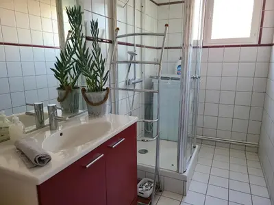 Salle de bains dans l'établissement Charmante maison