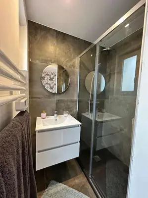 Salle de bains dans l'établissement Le Spanorama; gîte premium