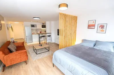 Un ou plusieurs lits dans un hébergement de l'établissement KASA Gloria - Studio cosy centre-ville - Parking & Wifi gratuits, tout équipé