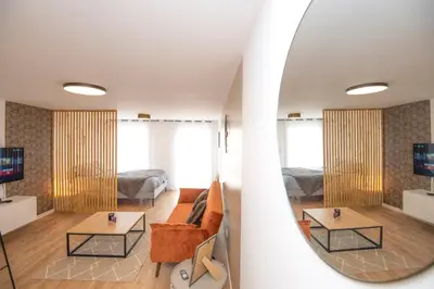 Télévision ou salle de divertissement dans l'établissement KASA Gloria - Studio cosy centre-ville - Parking & Wifi gratuits, tout équipé