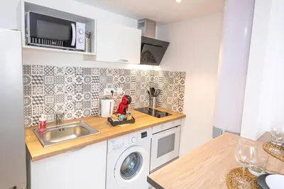 Cuisine ou kitchenette dans l'établissement KASA Gloria - Studio cosy centre-ville - Parking & Wifi gratuits, tout équipé