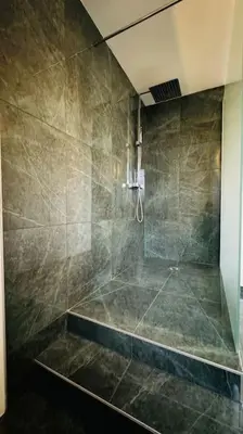 Salle de bains dans l'établissement Appartement neuf au centre d'Épernay.