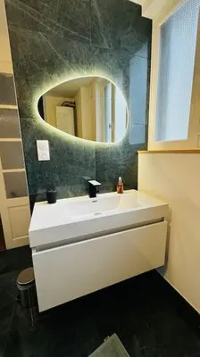 Salle de bains dans l'établissement Appartement neuf au centre d'Épernay.