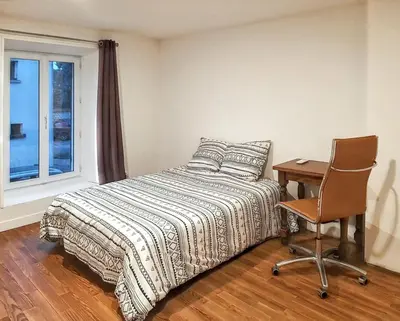 Un ou plusieurs lits dans un hébergement de l'établissement Maison charmante à Crouy-sur-Ourcq avec jardin privé.