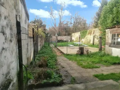 Jardin de l'établissement Maison charmante à Crouy-sur-Ourcq avec jardin privé.