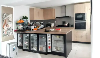 Cuisine ou kitchenette dans l'établissement Maison charmante à Crouy-sur-Ourcq avec jardin privé.